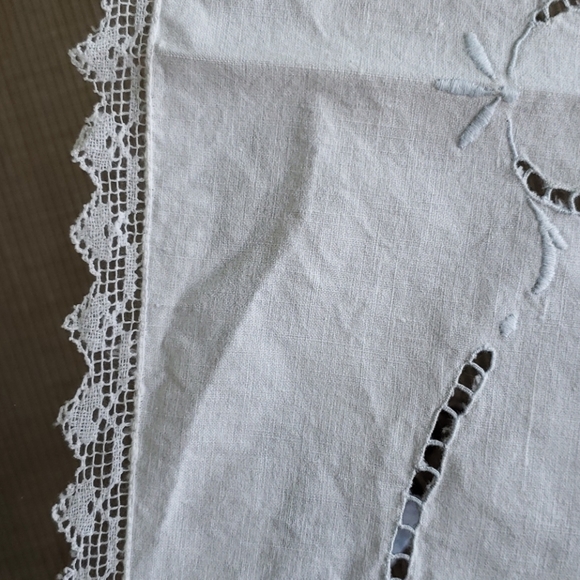 Vintage Handmade TABLECLOTH - Picture 5 of 6